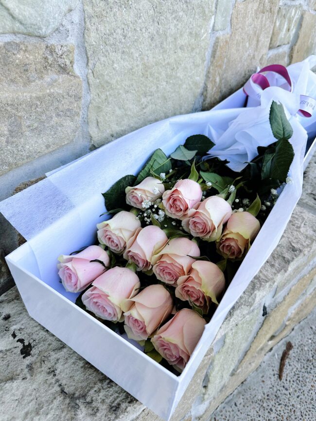 Presentation Style Dozen Colombian Roses - Image 3