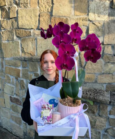 Spoil Mum with our Orchid Luxe Hamper featuring a live orchid plant, Glasshouse candle & self-care treats. A luxury Mother’s Day gift.